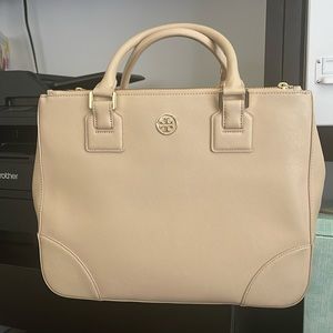 Tory Burch Robinson Double-zip Saffiano Leather Tote in Tan. NWT